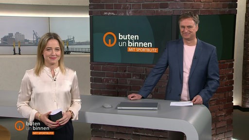 Die Moderatorin Lea Reinhard und der Moderator Stephan Schiffner im Studio von buten un binnen.