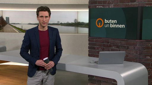 Moderator Janos Kereszti im buten un binnen Studio. 