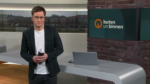 Moderator Felix Krömer im buten un binnen Studio. 