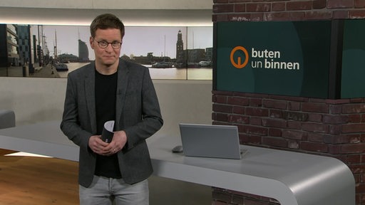 Moderator Felix Krömer im buten un binnen Studio. 