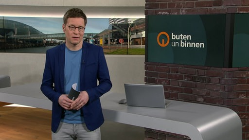 Moderator Felix Krömer im Studio von buten un binnen