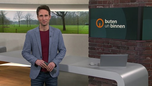 Der Moderator János Keresti im Studio von buten un binnen.