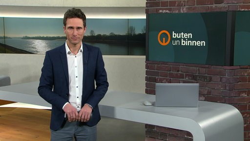 Moderator Janós Kereszti im Studio von buten un binnen.