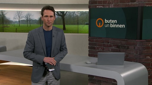 Der Moderator Janos Kereszti im Studio von buten un binnen