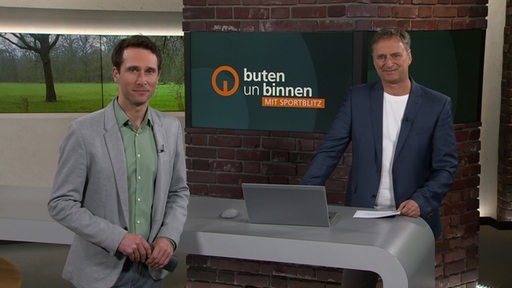 Die Moderatoren János Kereszti und Stephan Schiffner im Studio von buten un binnen.