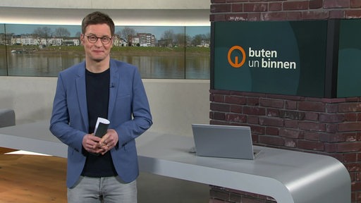 Moderator Felix Krömer im Studio von buten un binnen.