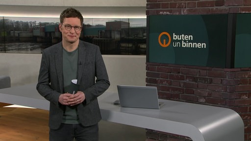 Moderator Felix Krömer im Studio von buten un binnen.