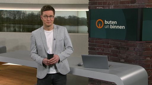 Moderator Felix Krömer im Studio von buten un binnen