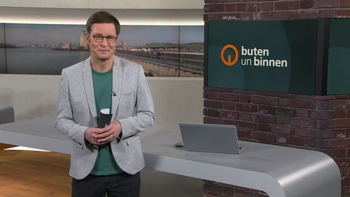 Der Moderator Felix Krömer im Studio von buten un binnen.