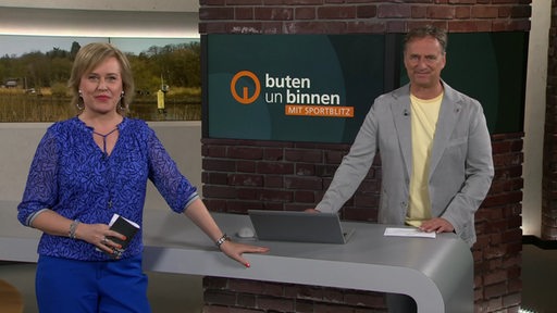 Die Moderatorin Kirsten Rademacher und der Moderator Stephan Schiffner im Studio von buten un binnen.