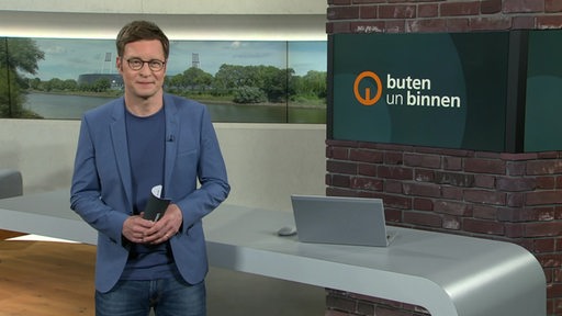 Der Moderator Felix Krömer im Studio von buten un binnen.