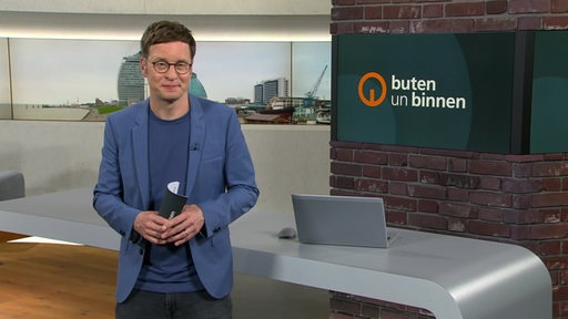 Moderator Felix Krömer im Studio von buten un binnen.