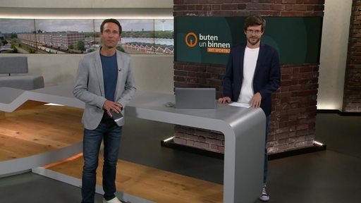 Die Moderatoren János Kereszti und Niko Schleicher im Studio von buten un binnen.