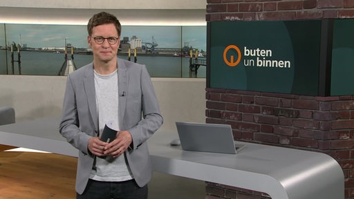 Der Moderator Felix Krömer im Studio von buten un binnen.