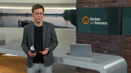 Der Moderator Felix Krömer im Studio von buten un binnen.