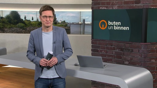 Der Moderator Felix Krömer im Studio von buten un binnen.