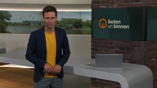 Der Moderator János Kereszti im Studio von buten un binnen.