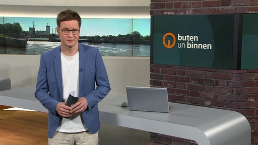 Der Moderator Felix Krömer im Studio von buten un binnen.