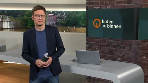 Moderator Felix Krömer im Studio von buten un binnen.