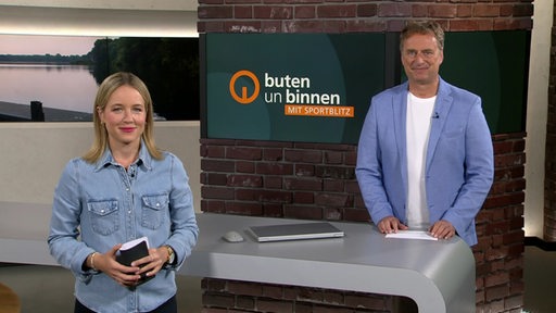 Die Moderatorin Lea Reinhard und der Moderator Stephan Schiffner im Studio von buten un binnen.