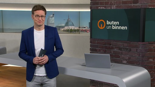 Der Moderator Felix Krömer im Studio von buten un binnen.