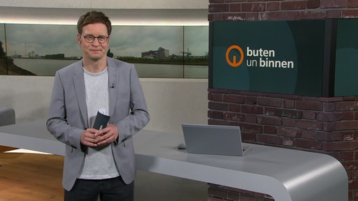 Der Moderator Felix Krömer im Studio von buten un binnen.