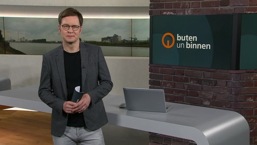 Der Moderator Felix Krömer im Studio von buten un binnen.