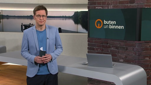 Moderator Felix Krömer im Studio von buten un binnen