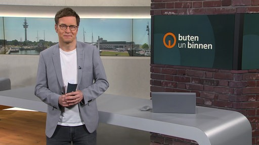 Der Moderator Felix Krömer im Studio von buten un binnen