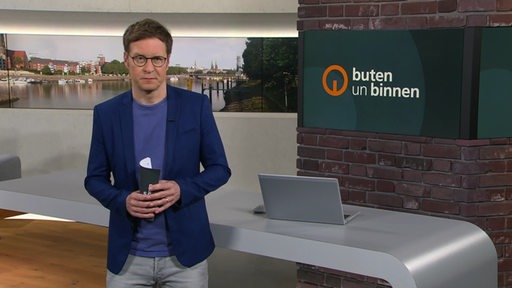 Moderator Felix Krömer im Studio von buten un binnen 