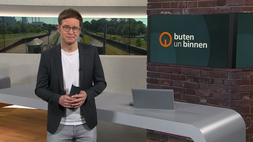 Der Moderator Felix Krömer im Studio von buten un binnen