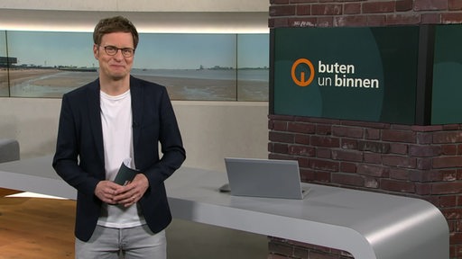 Der Moderator Felix Krömer im Studio von buten un binnen