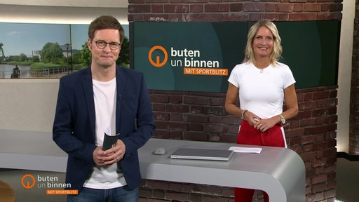 Die Moderatoren Janna Betten und Felix Krömer im Studio von buten un binnen