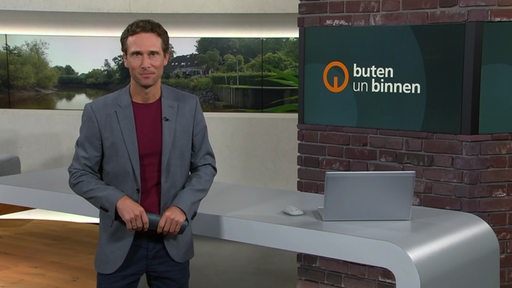 Der Moderator János Kereszti im Studio von buten un binnen