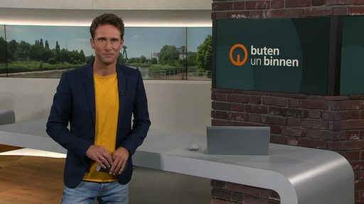 Der Moderator Janos Kereszti im Studio von buten un binnen