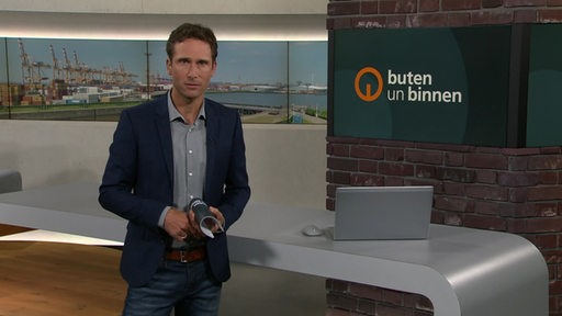 Der Moderator Janos Kereszti im Studio von buten un binnen