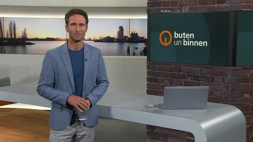 Der Moderator János Kereszti im Studio von buten un binnen.