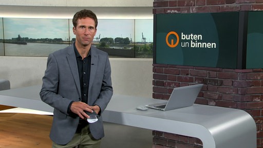 Der Moderator János Kereszti im Studio von buten un binnen