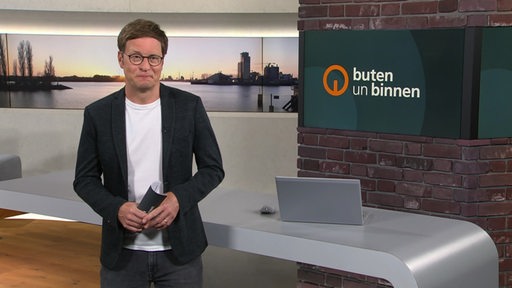 Moderator Felix Krömer im Studio von buten un binnen. 