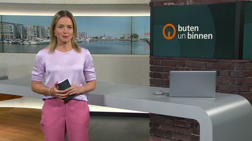 Moderatorin Lea Reinhard im Studio von buten un binnen.