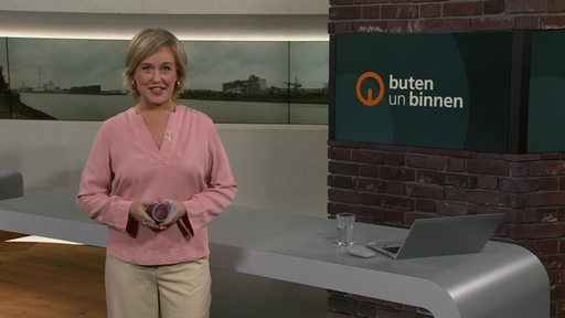 Moderatorin Kirsten Rademacher im Studio von buten un binnen