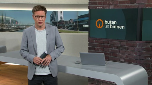 Moderator Felix Krömer im Studio von buten un binnen