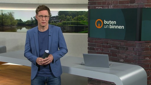 Moderator Felix Krömer im Studio von buten un binnen 