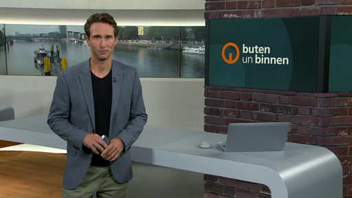 Moderator János Kereszti im buten un binnen Studio