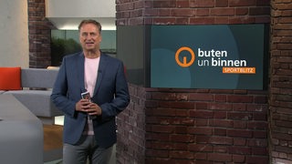 Der Moderator Stephan Schiffner im Studio von buten un binnen