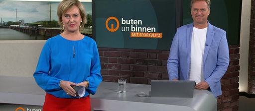 Die Moderatoren Kirsten Rademacher und Stephan Schiffner im Studio von buten un binnen