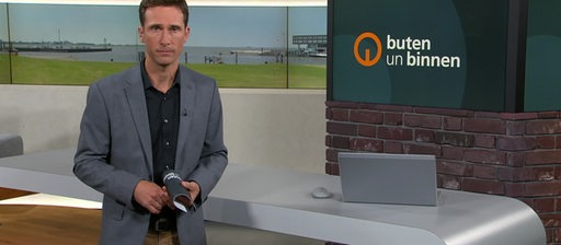 Moderator Janos Kereszti im Studio von buten un binnen.