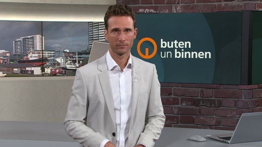 Moderator János Kereszti im Studio von buten un binnen.