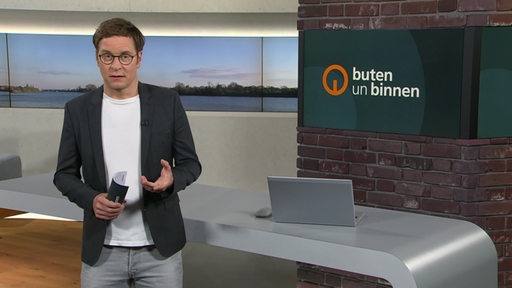 Moderator Felix Krömer im Studio von buten un binnen