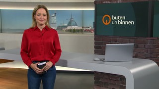 Moderatorin Lea Reinhard im Studio von buten un binnen. 